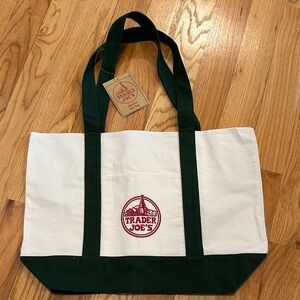 🎉HP🎉NWT Trader Joe’s Limited Edition Green Handle Tote